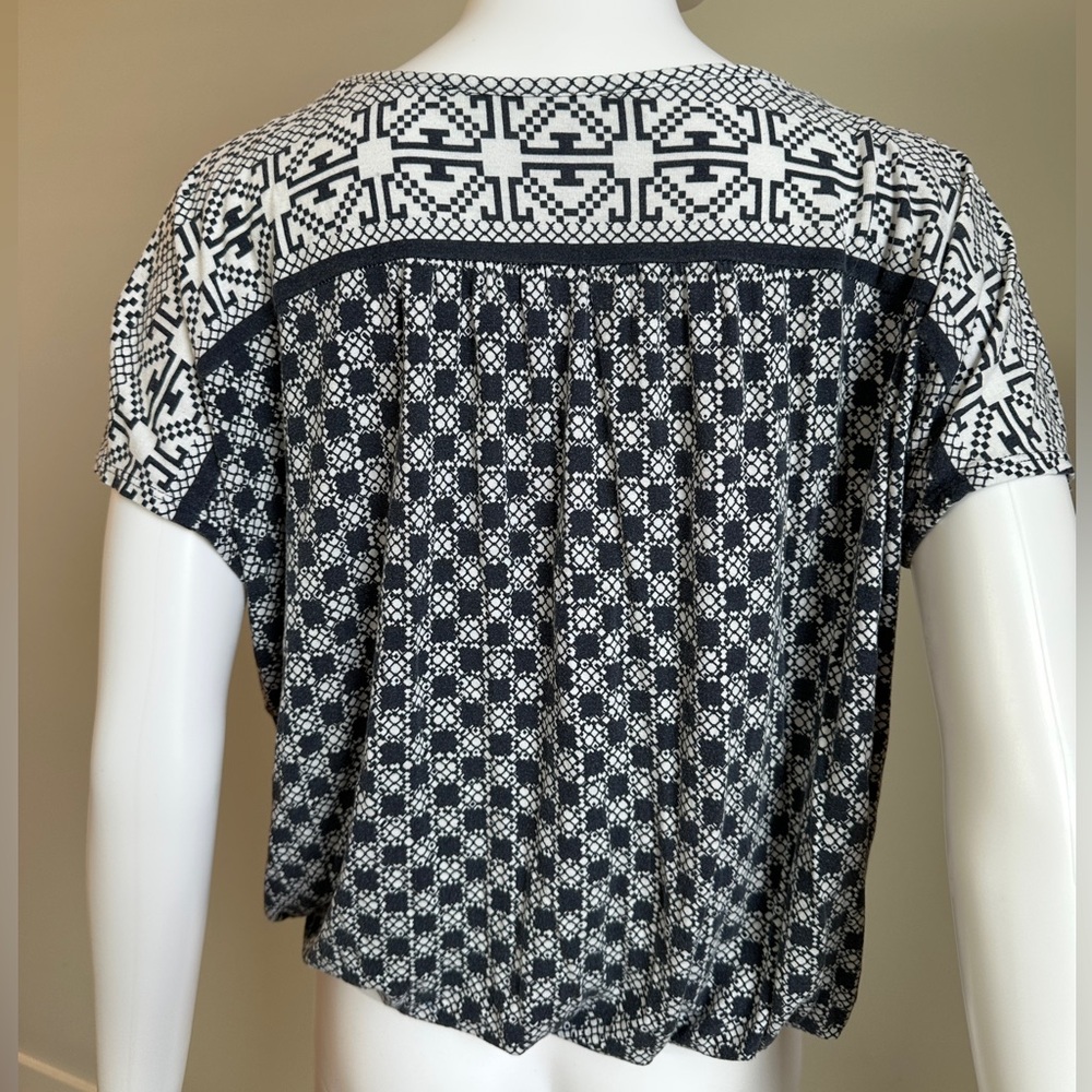 Patterned Keyhole Top - Picture 7 of 8